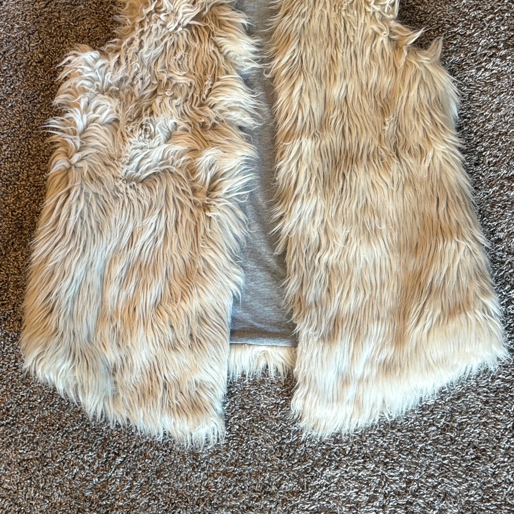 Dylan Shaggy Faux Fur Vest in Cream Women’s M - Picture 4 of 11